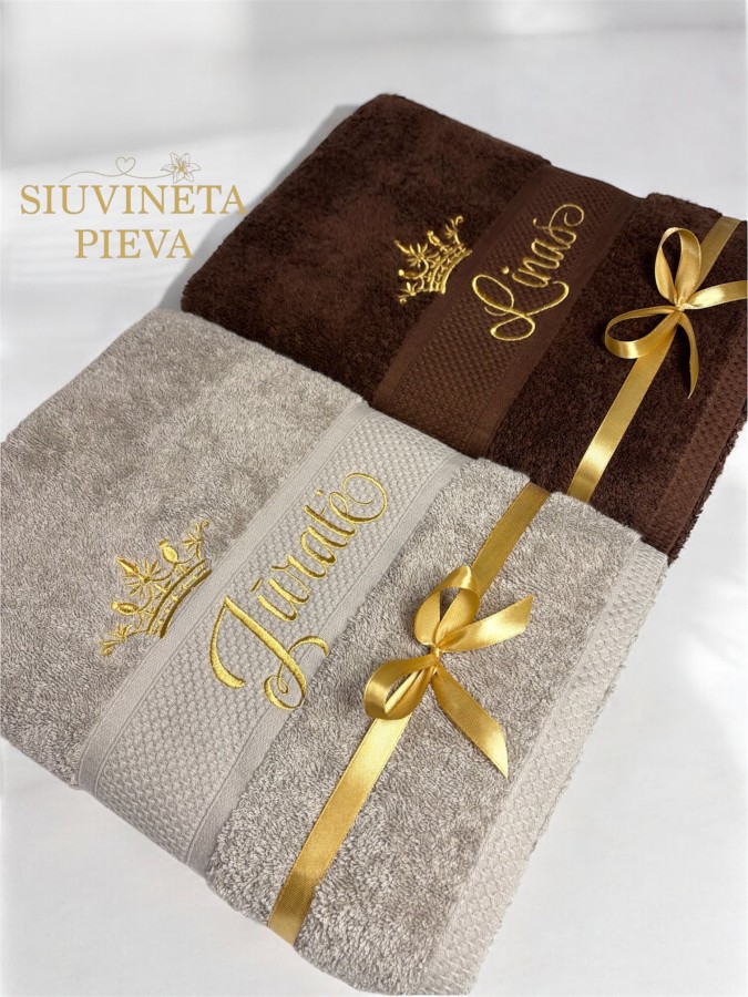 Rankšluostis su vardu ir karūnėle