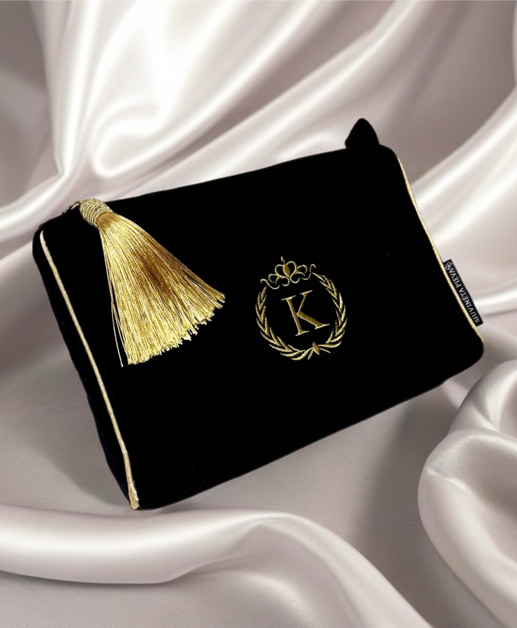 Kosmetinė su inicialu "K"