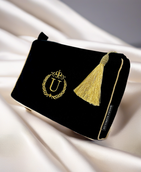 Kosmetinė su inicialu "U"