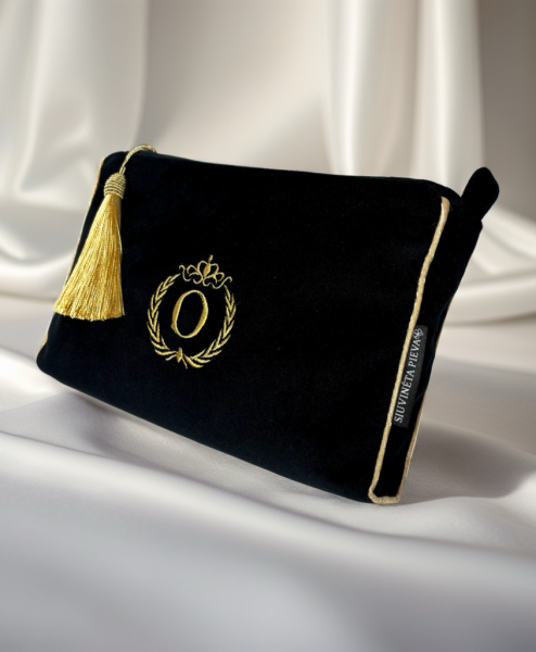 Kosmetinė su inicialu "O"