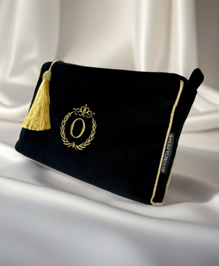 Kosmetinė su inicialu "O"