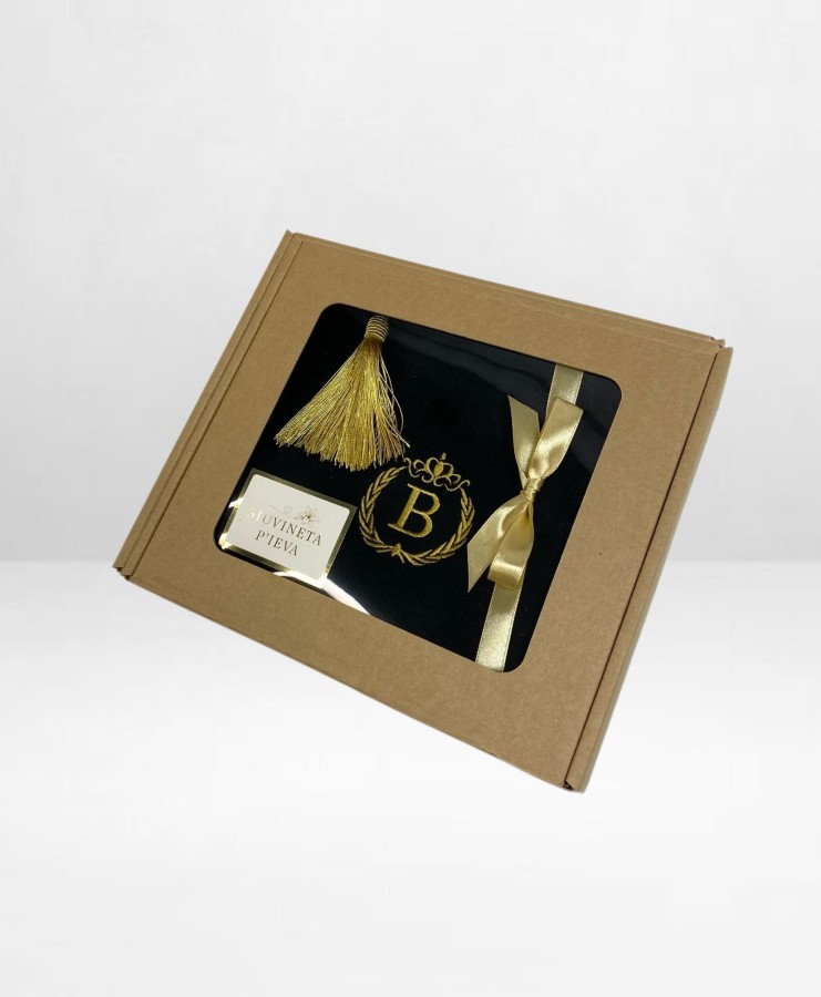 Kosmetinė su inicialu “S”