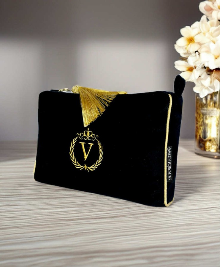 Kosmetinė su inicialu “V”