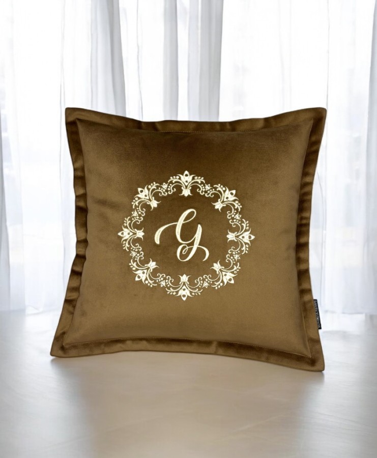 Pagalvėlė su inicialu ornamente (1)