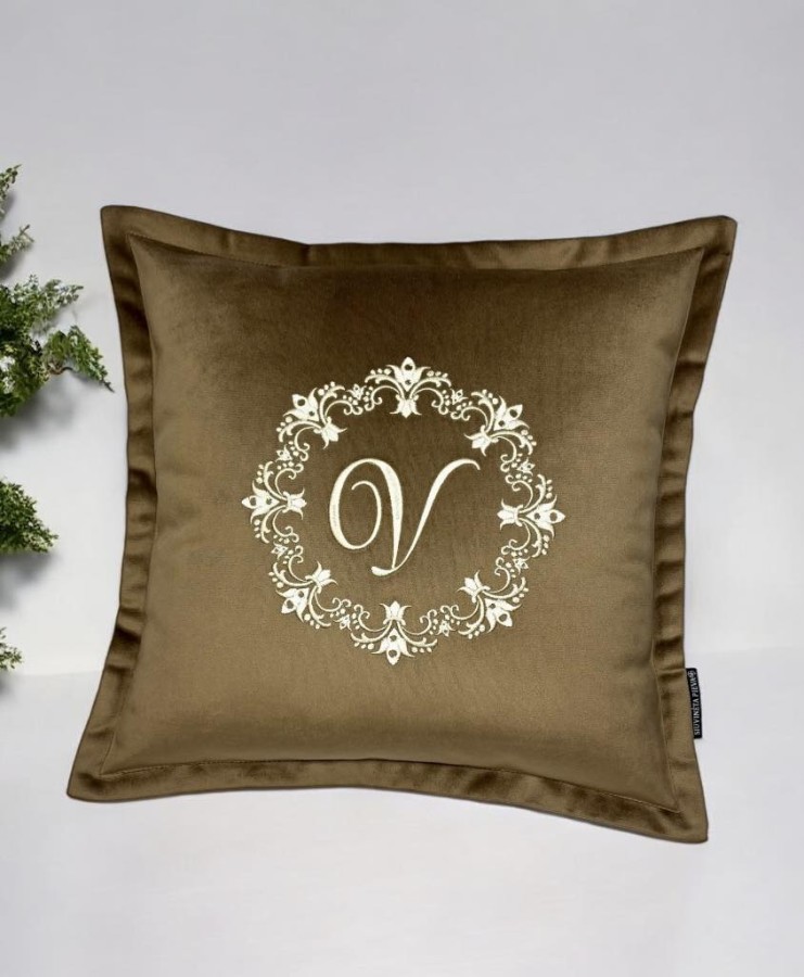 Pagalvėlė su inicialu ornamente (1)