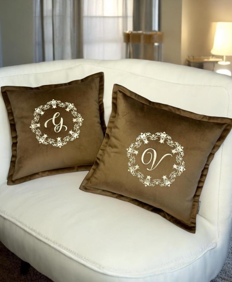 Pagalvėlė su inicialu ornamente (1)