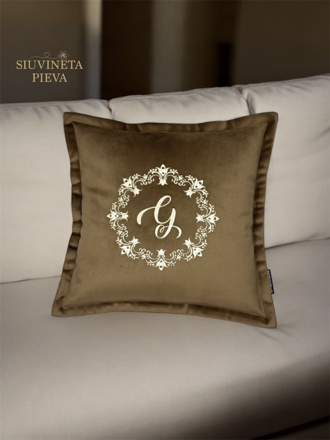 Pagalvėlė su inicialu ornamente (1)