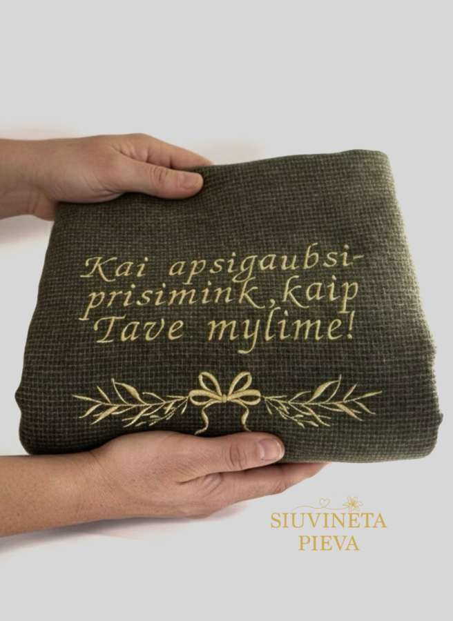Jaukus pledas, išsiuvinėtas tekstu