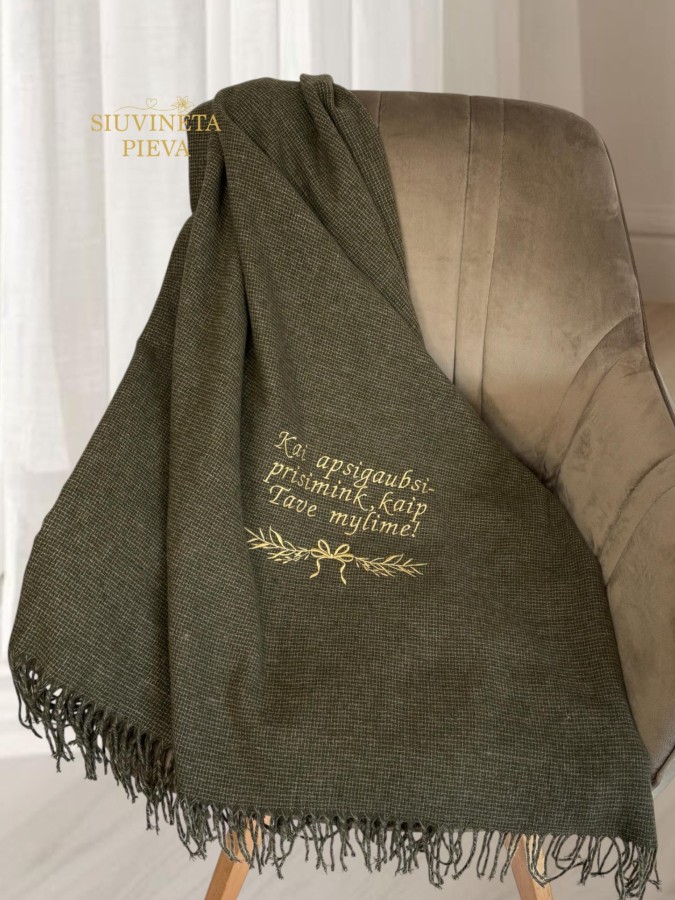 Jaukus pledas, išsiuvinėtas tekstu