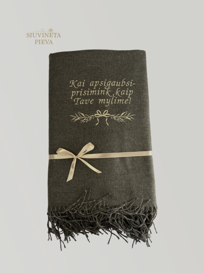 Jaukus pledas, išsiuvinėtas tekstu