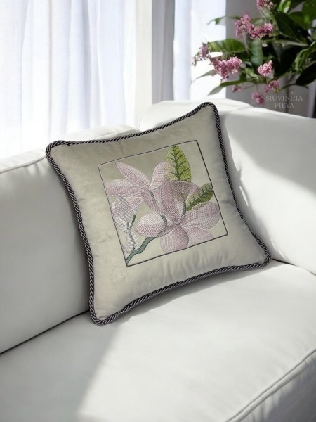Siuvinėta pagalvėlė "Magnolija"