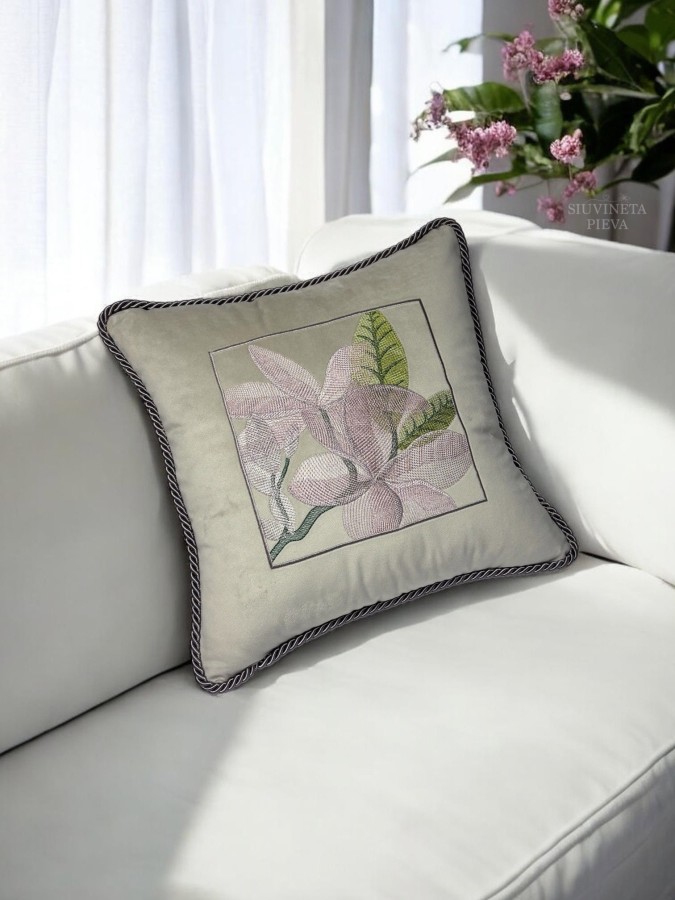 Siuvinėta pagalvėlė "Magnolija"