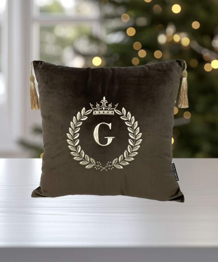 Siuvinėta pagalvėlė su inicialu (2)