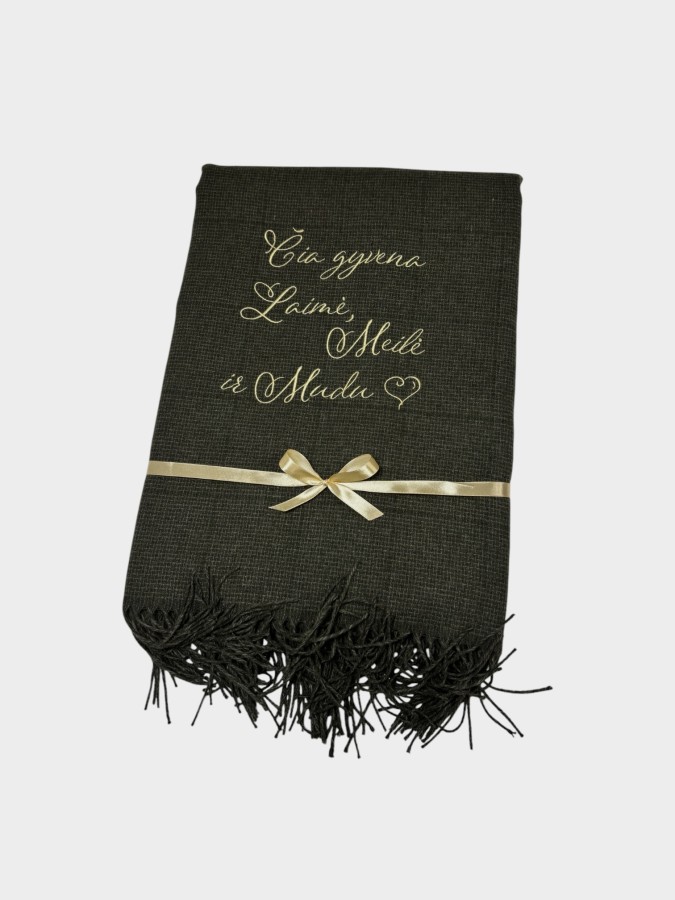 Pledas, išsiuvinėtas tekstu