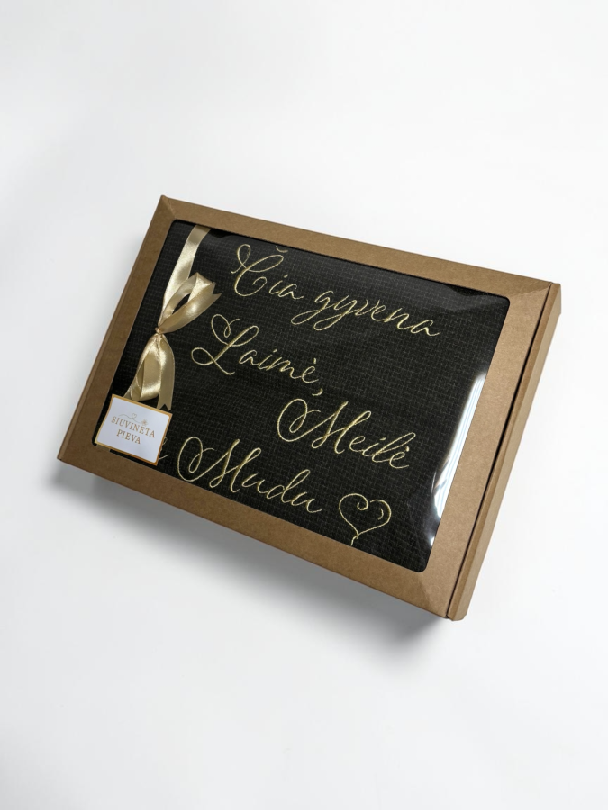 Pledas, išsiuvinėtas tekstu