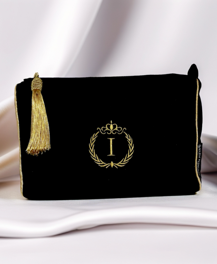 Kosmetinė su inicialu "I"