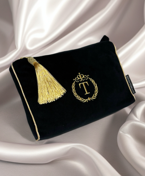 Kosmetinė su inicialu "T"