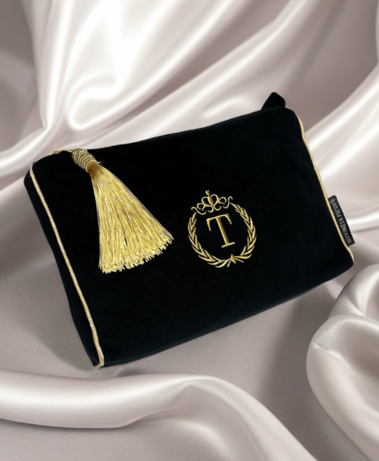 Kosmetinė su inicialu "T"