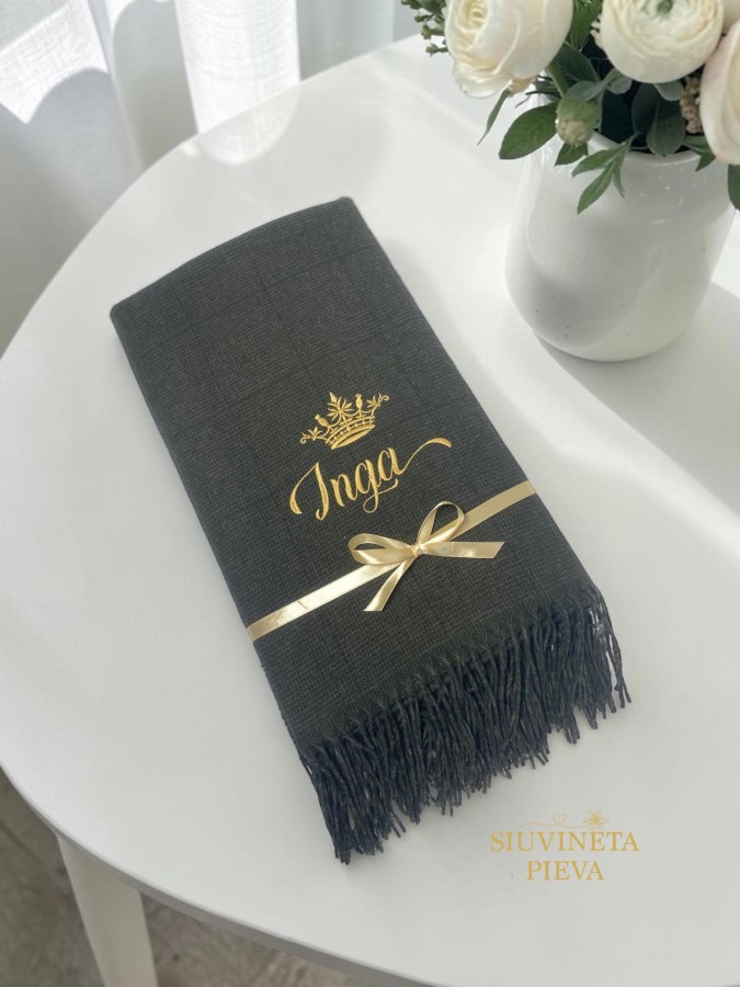 Pledas, išsiuvinėtas vardu ir karūna