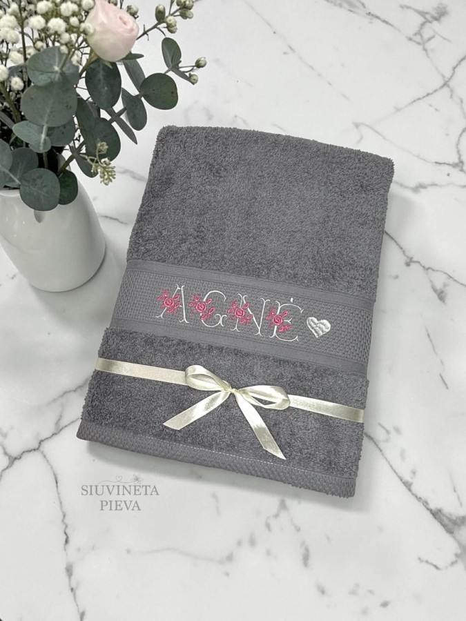 Rankšluostis su vardu, dekoruotas gėlytėmis