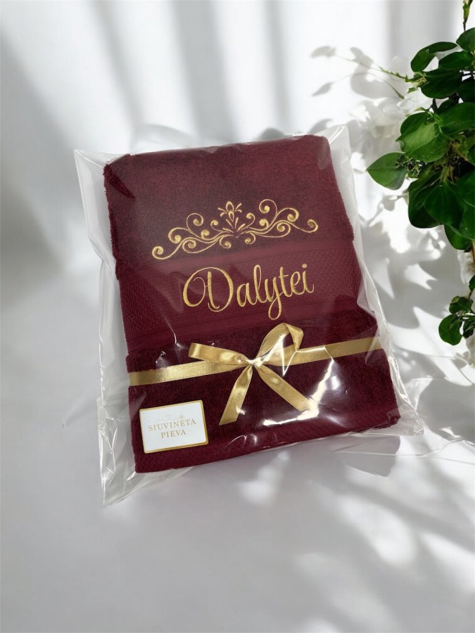 Asmeninis rankšluostis su vardu ir ornamentu