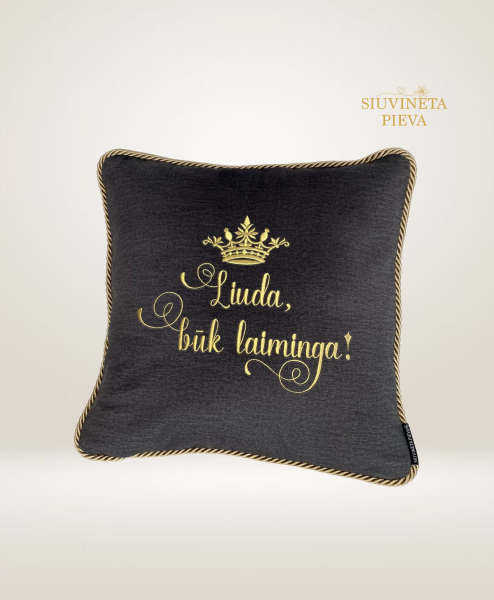 Pagalvėlė, su tekstu, dekoruota virvele